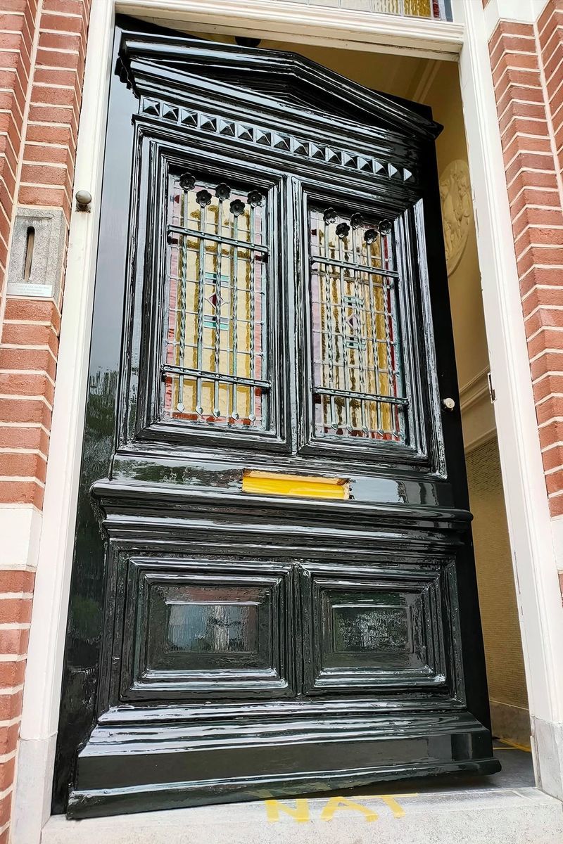 Na: dezelfde voordeur in donkere hoogglans