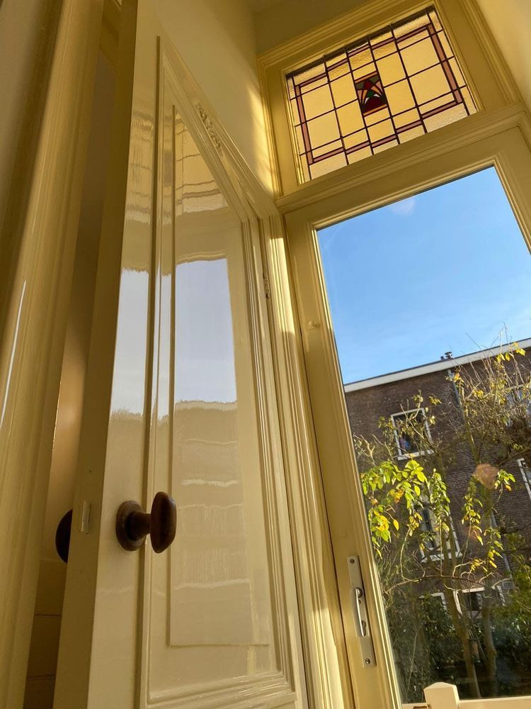 Binnendeur en bovenlicht met glas-in-lood in hoogglans