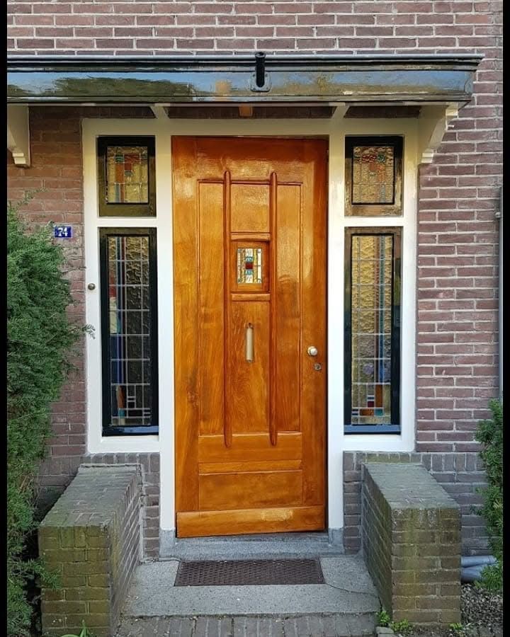 Houten voordeur met glas-in-lood zijpanelen