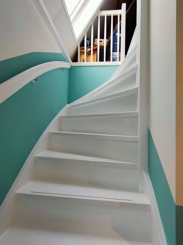 Witte trap met turquoise wanden