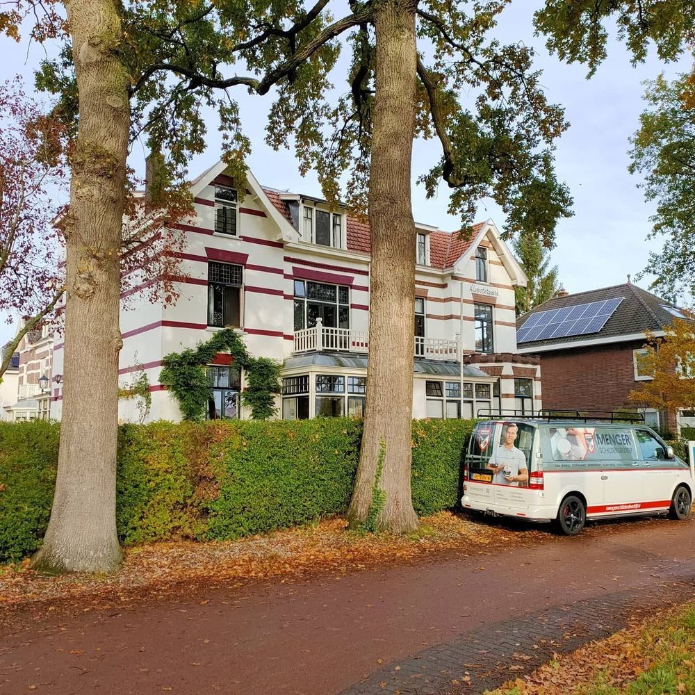 Villa met de bus van Menger Schildersbedrijf ervoor